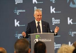 El lehendakari, Iñigo Urkullu, responde una de las preguntas formuladas por el director de El Diario Vasco, David Taberna.