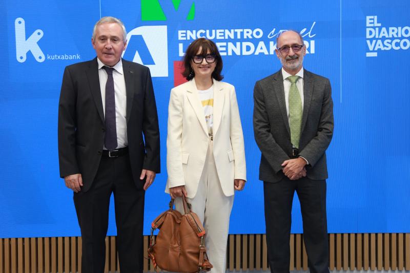 Iñigo Ucín (presidente de Mondragon Corporation), Ane Alkorta (Norgestión) y Eduardo Junkera (presidente de Adegi).