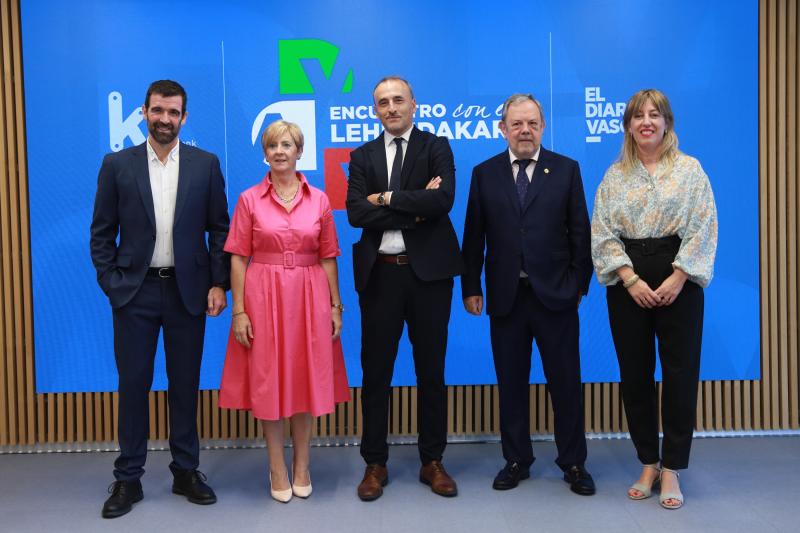 Jakes Agirrezabal (Director comercial de El Diario Vasco), Arantxa Tapia (consejera de Desarrollo y Medio Ambiente), Juanma Velasco (subdirector de El Diario Vasco), Pedro Azpiazu (consejero de Economía y Hacienda) y Arantxa Aldaz (jefa de información de El Diario Vasco).