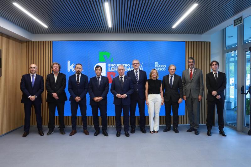 Eduardo Ruiz de Gordejuela (consejero delegado Kutxabank), Xabier Ezeizabarrena (presidente de la JJ GG), Denis Itxaso (Delegado del Gobierno), Anton Arriola (presidente de Kutxabank), Iñigo Urkullu (Lehendakari), Iñigo Barrenechea (director general de El Diario Vasco), Eider Mendoza (diputada general de Gipuzkoa), Ignacio Ybarra (presidente de Vocento), Eneko Goia (alcalde de San Sebastián) y David Taberna (director de El Diario Vasco)