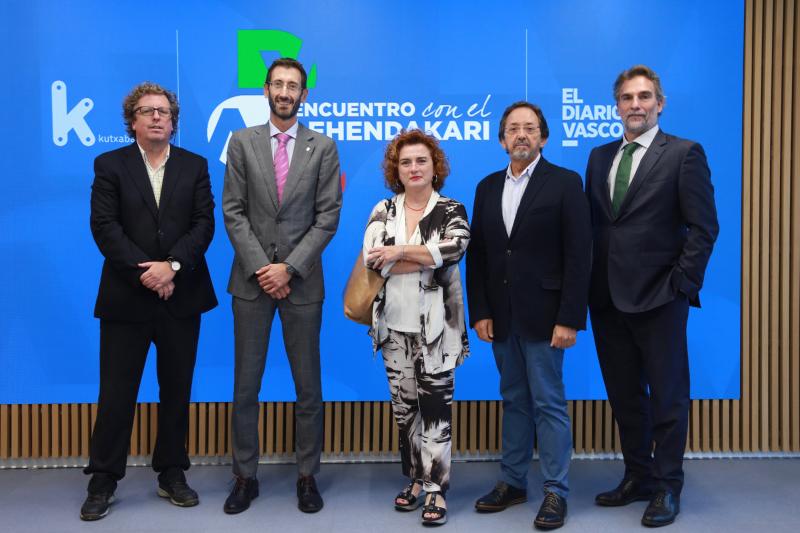 Xabier Ezeizabarrena, presidente de las JJ GG de Gipuzkoa; Xabier Riezu, vicerrector del campus de San Sebastián de Universidad de Deusto; Rosa Lavín, Konfekoop; Patxi Olabarria, presidente del Consejo Superior de Cooperativas de Euskadi; Javier López, director general de Bahía de Bizkaia Gas.
