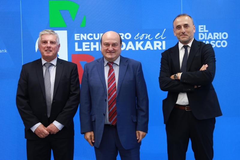 Xabier Iturbe (presidente de Euskaltel), Andoni Ortuzar (presidente del PNV) y Juanma Velasco (subdirector de El Diario Vasco). 