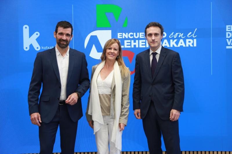 Jakes Agirrezabal (El Diario Vasco), Eli Aizpurua (Universidad de Deusto) y Jabier Larrañaga (Responsable empresas Kutxabank).