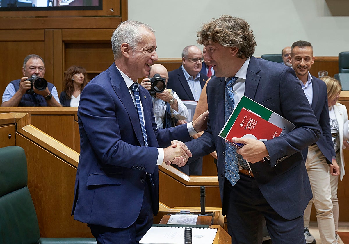 Urkullu y Andueza se saludan en el inicio de un pleno del Parlamento.