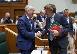 Urkullu y Andueza se saludan en el inicio de un pleno del Parlamento.