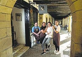Las responsables del Badia, ante el reconocido restaurante.