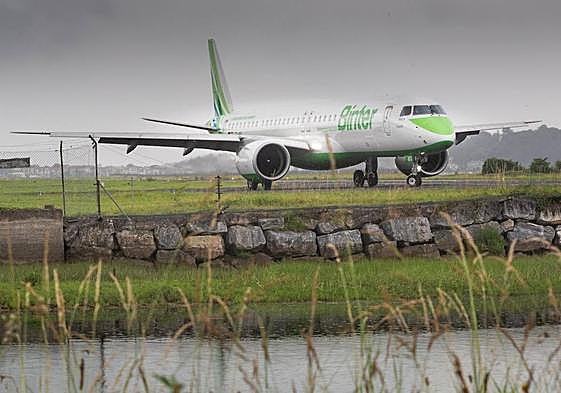 Un avión de Binter, recién aterrizado en el aeropuerto de Hondarribia.