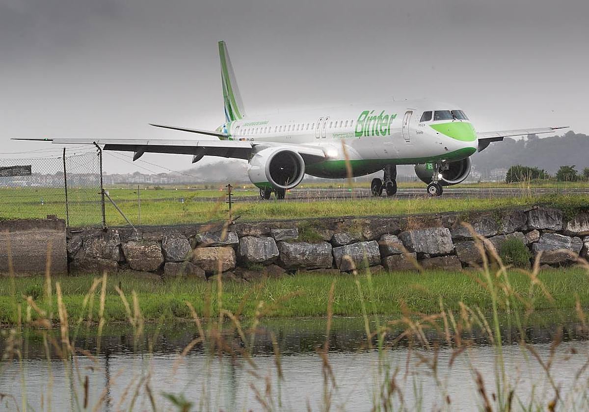 Un avión de Binter, recién aterrizado en el aeropuerto de Hondarribia.