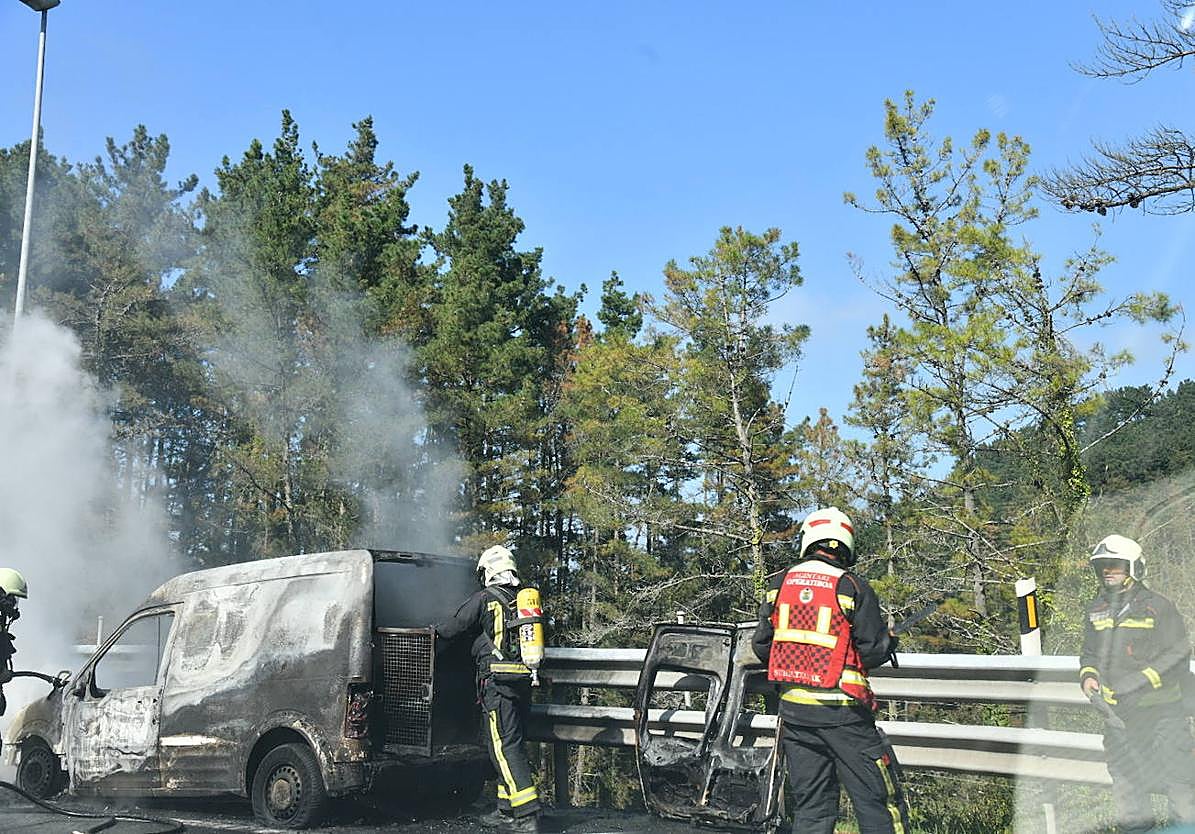 Operarios proceden a sofocar el vehículo incendiado.