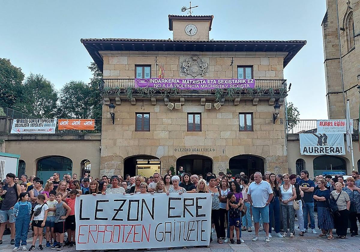 La concentración de este jueves en Gurutze Santuaren plaza de Lezo