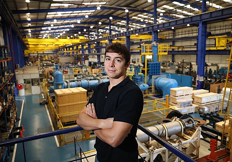 Santi Carneiro en las instalaciones de 'water pumps' en Ingeteam Beasain.