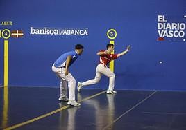 Iruzubieta III intenta una dejada en presencia de Bikandi este viernes en Sopela.