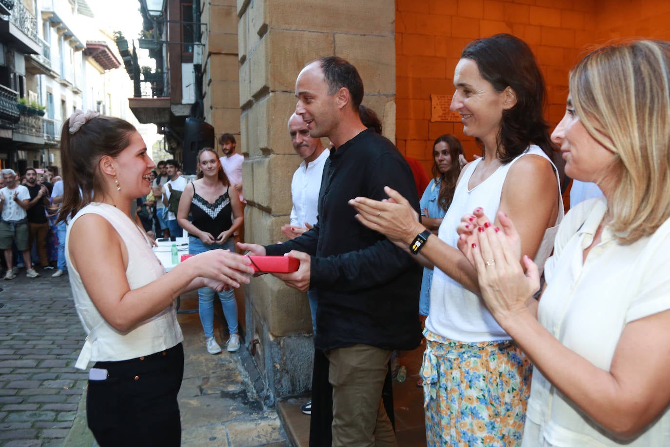 Guztion Alardea entrega las firmas al alcalde de Hondarribia Igor Enparan