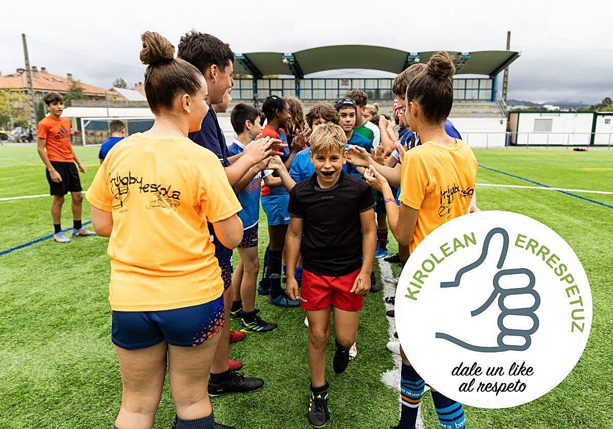 Comprmiso. Los jgadores del Bera Bera hacen pasillo a sus compañeros a la conclusión del entrenamiento en las instalaciones de Berio en Donostia.