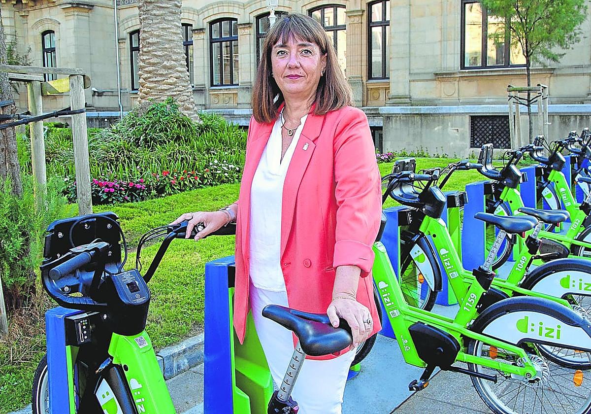 Olatz Yarza introduce una bici en la estación de Dbizi que hay junto al Ayuntamiento.