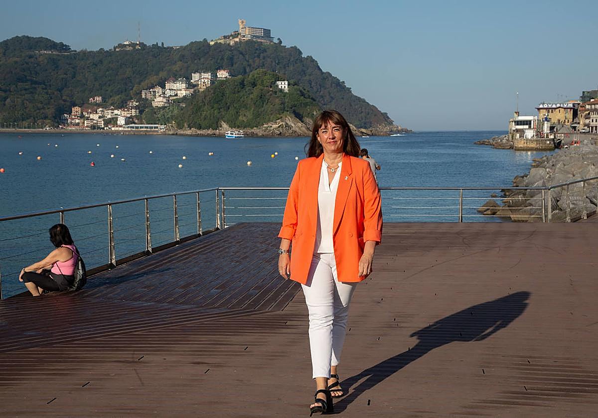 Olatz Yarza camina sonriente por la pasarela del Náutico de San Sebastián.