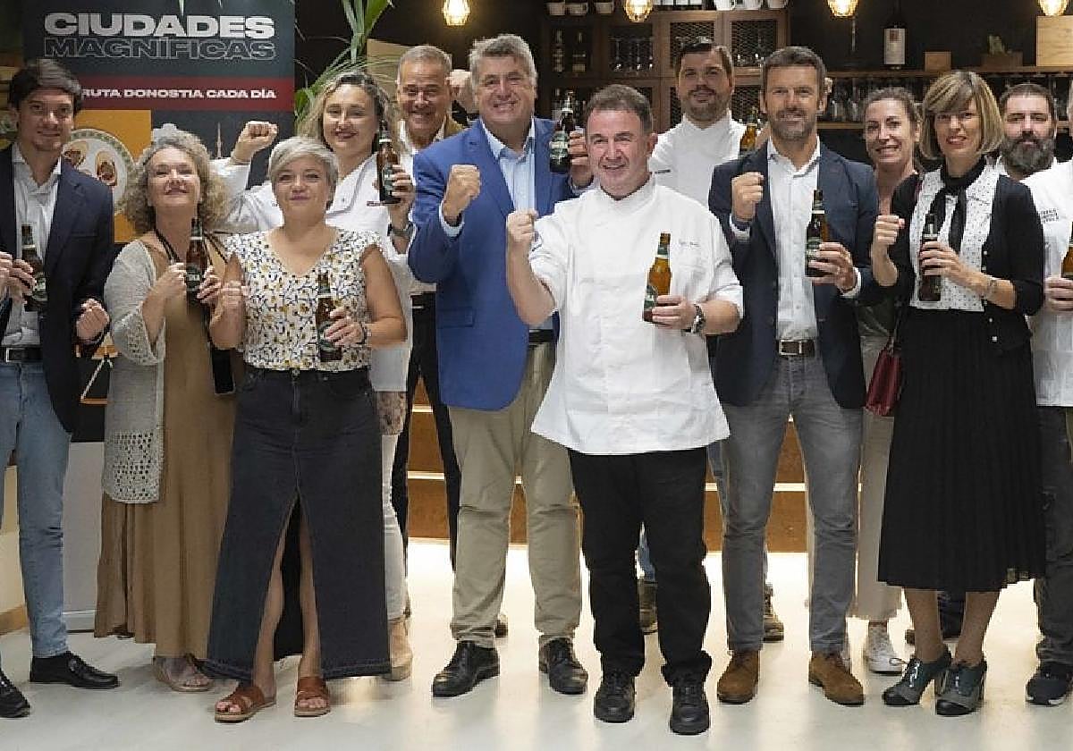 Los asistentes a la presentación lucieron garrote como Martín Berasategui.