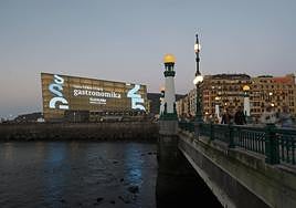 El Kursaal se ilumina con para celebrar el 25º aniversario de San Sebastian Gastronomika.