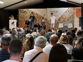 Sarai Robles, Iruritan oholtza gainean kantuan.