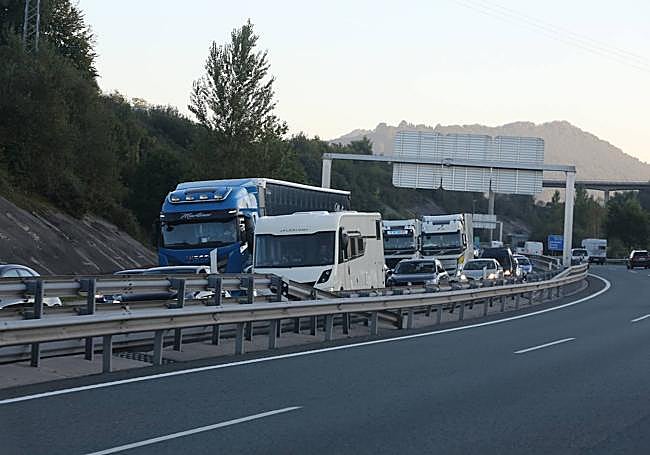 Retenciones en la AP-8 como consecuencia del accidente mortal.