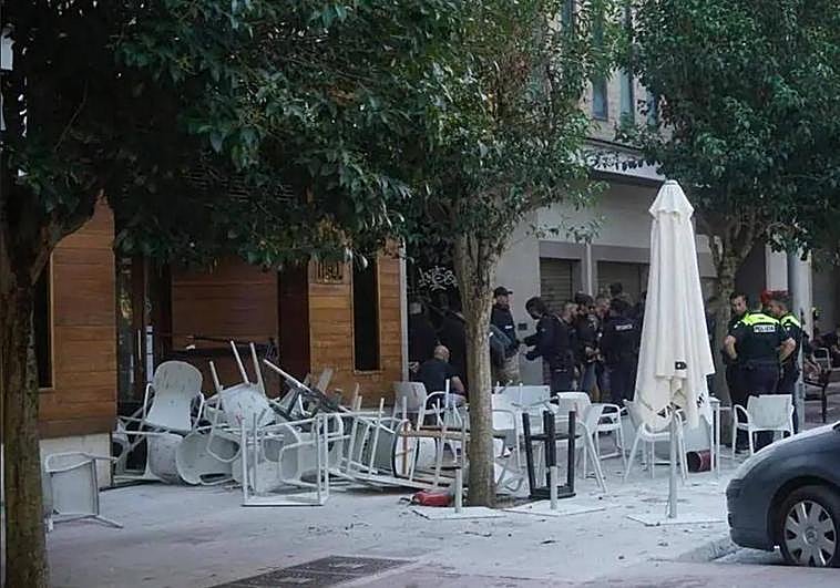 Estado en el que ha quedado la terraza del bar en el barrio de San Martín.
