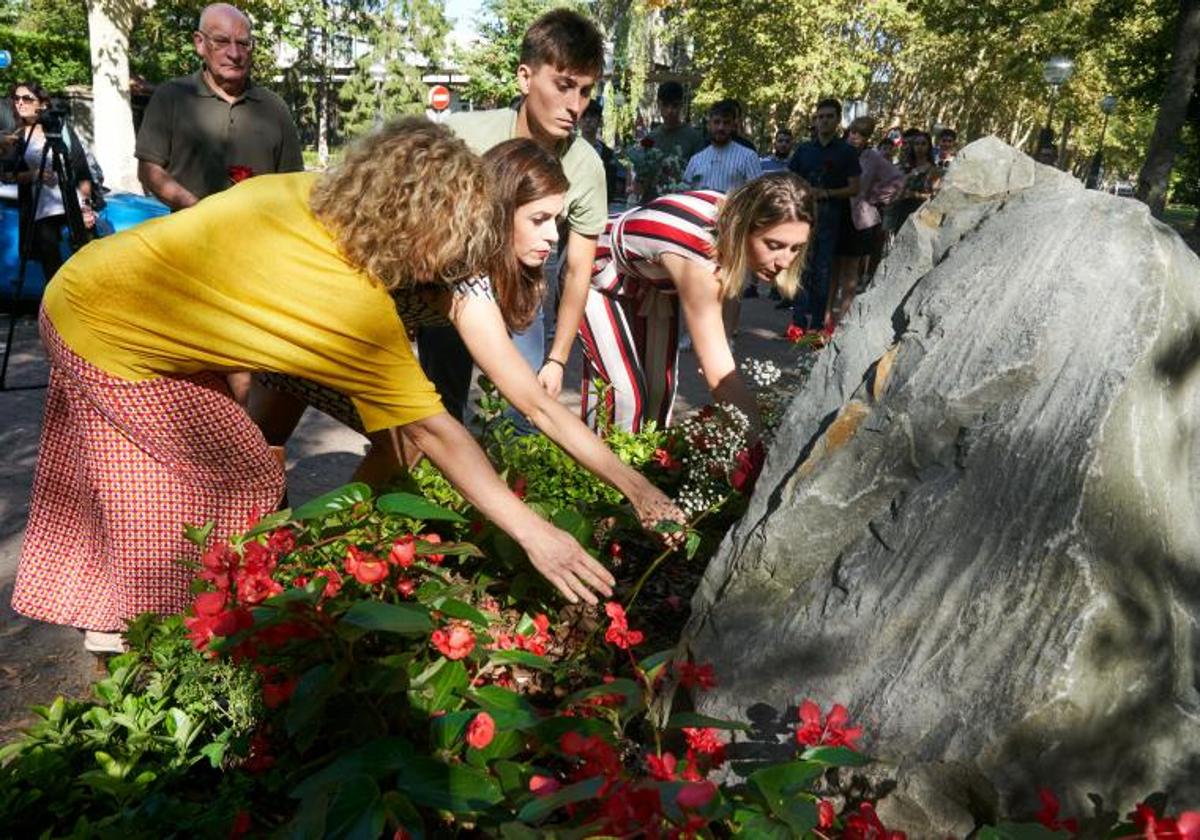 La alcaldesa de Vitoria, Maider Etxebarria (2i), y el secretario general de las Juventudes Socialistas del PSE, Gabriel Arrue (2d), colocan flores junto a la placa durante el acto de condena a los ataques contra el monolito en memoria de Fernando Buesa y Jorge Díez