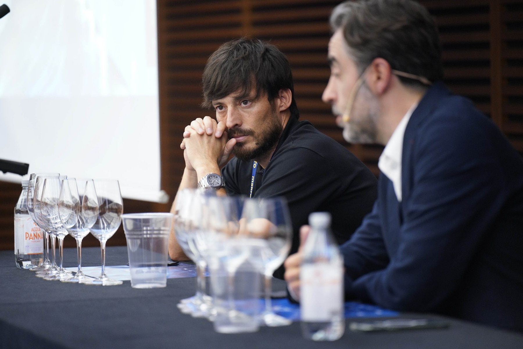 David Silva sigue conatención las explicacionesde Jonatan García.