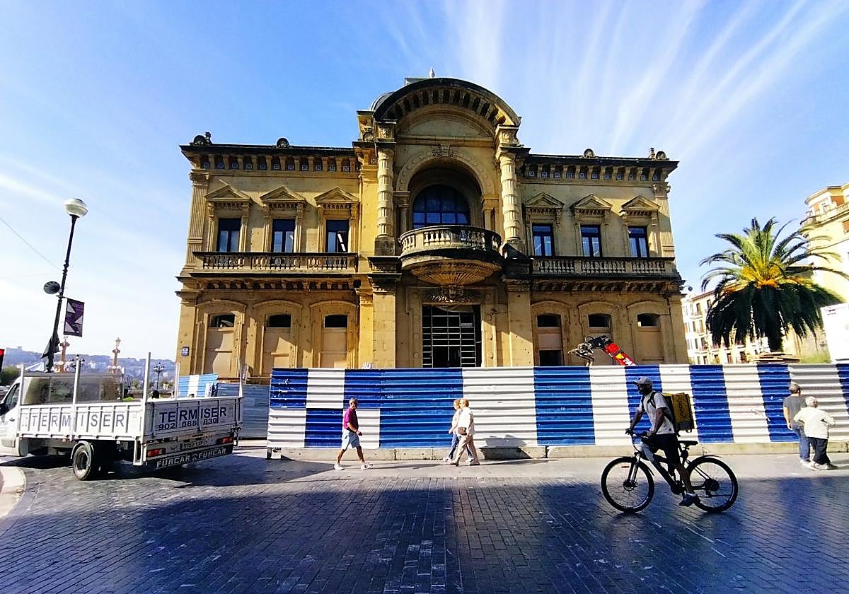 La obra se paraliza hasta que se determine qué servicios acogerá finalmente la planta baja del consistorio.