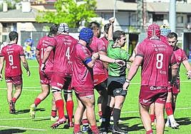 Los jugadores ordiziarras rodean al árbitro tras una jugada la pasada jornada en Altamira.