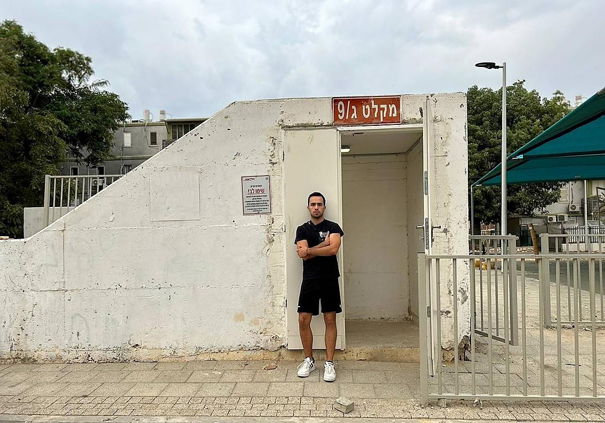 Lander Cerrillo, donostiarra que vive en Beerseba, en la puerta del búnker de su casa.