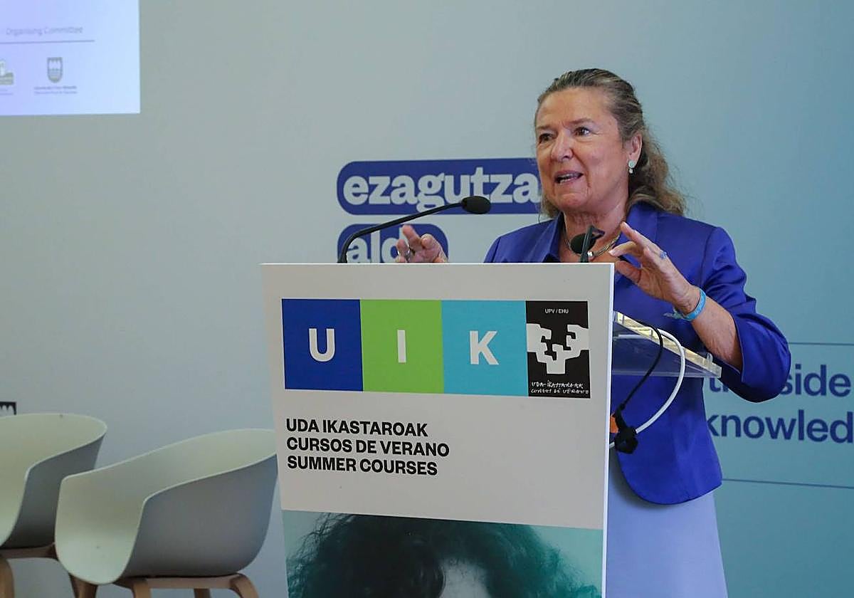Gotzone Sagardui participando en los Cursos de Verano de la UPV.