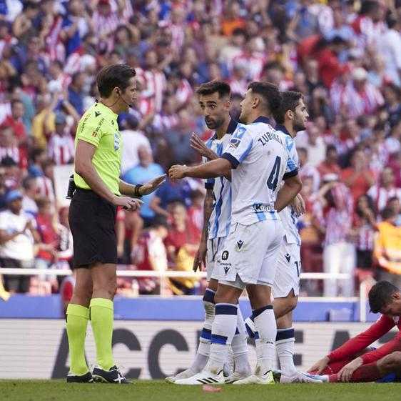 ¿Debería pedir la Real Sociedad que Munuera no le pitara más?