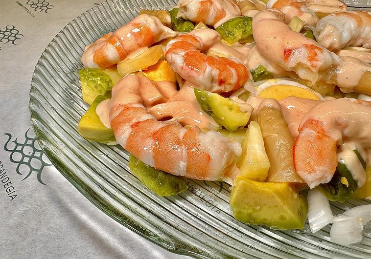 Ensalada de cocktail de piña, langostino y aguacate