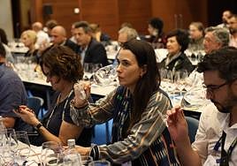 Asistentes a la cata olfatean uno de los caldos a degustar en la cata de Tenerife.