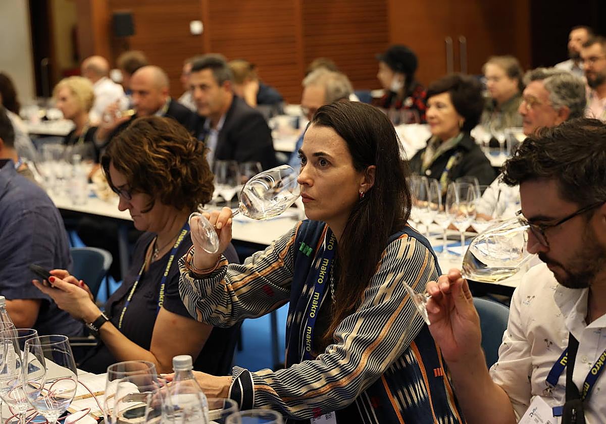 Asistentes a la cata olfatean uno de los caldos a degustar en la cata de Tenerife.