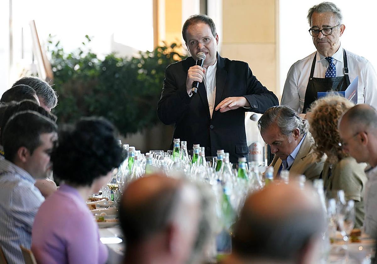 Los asistentes a la comida degustan algunas de las reflexiones.