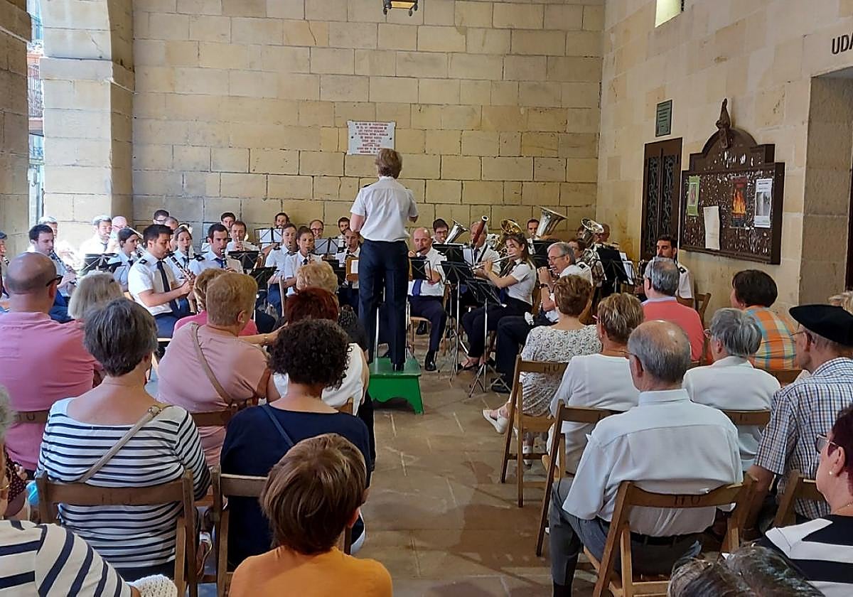 Tras una ausencia de cuatro años, la Banda de Música volvió a los arkupes del ayuntamiento en junio de 2022.