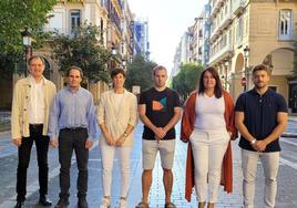 Federativos y representantes de la Diputación, ayer en la Plaza de Gipuzkoa de Donostia.