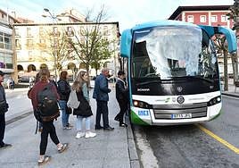 Usuarios de Lurraldebus se suben a un autobús en Eibar.