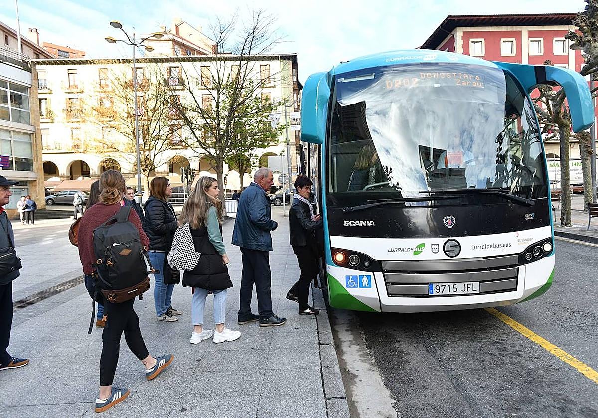 Usuarios de Lurraldebus se suben a un autobús en Eibar.