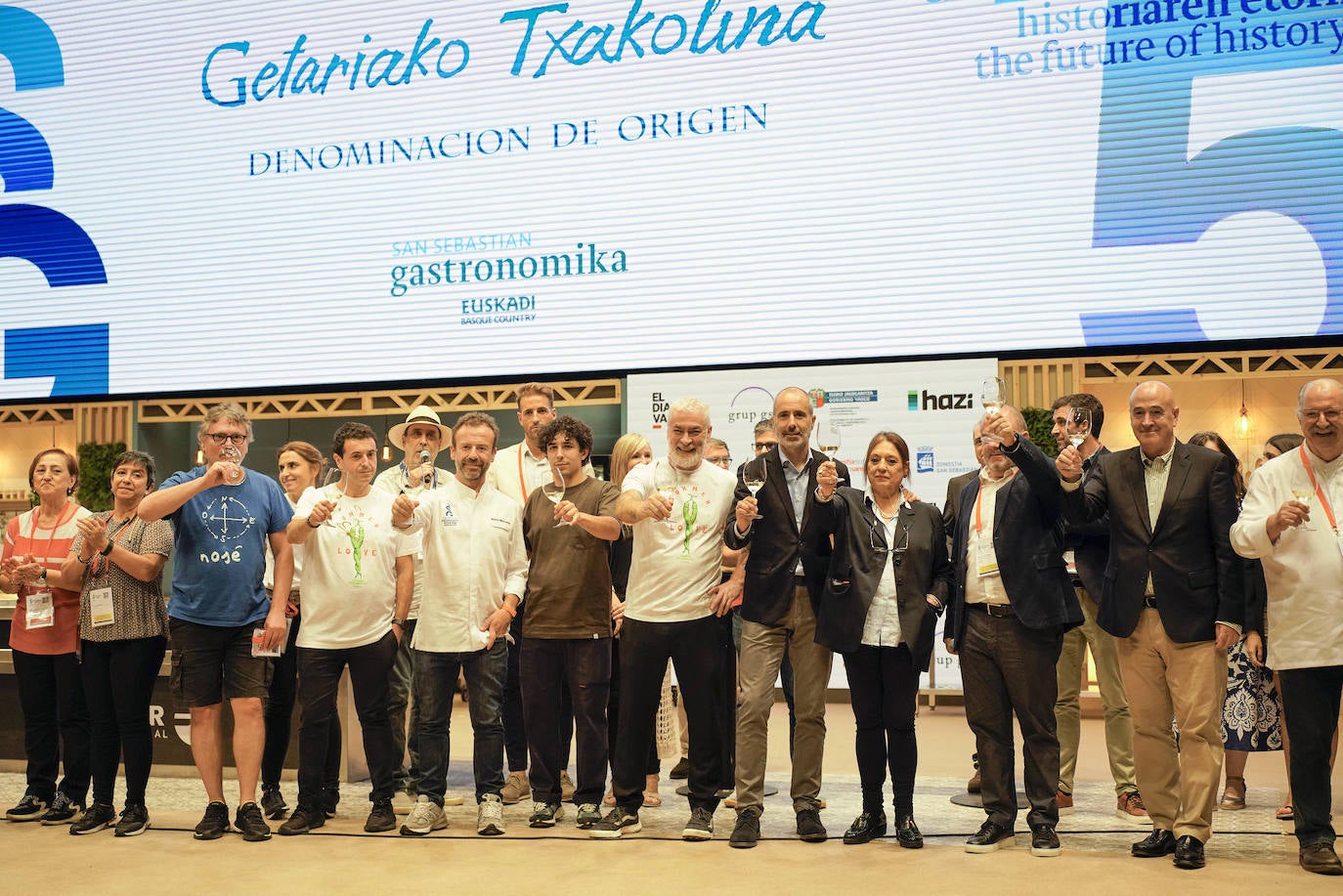 Un brindis sobre el escenario del Kursaalcerró los tres intensos días de trabajo y celebración del 25 aniversario del congreso.