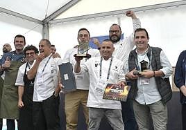 El equipo del restaurante La Tropical celebra su victoria en el Concurso Nacional de Parrilla