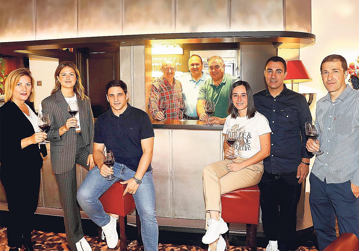De izquierda a derecha: Estela Velasco (Kokotxa), Shua Ibáñez, (Arzak), José Manuel Borrella (Martín Berasategui), Joxemi Ayerbe (Gandarias), Juan Mari Humada (Chef del Vino), Mariano Rodríguez y Lucía Marcilla (Arzak), Javier Caneja (Narru) y Carlos Muro (Akelarre).