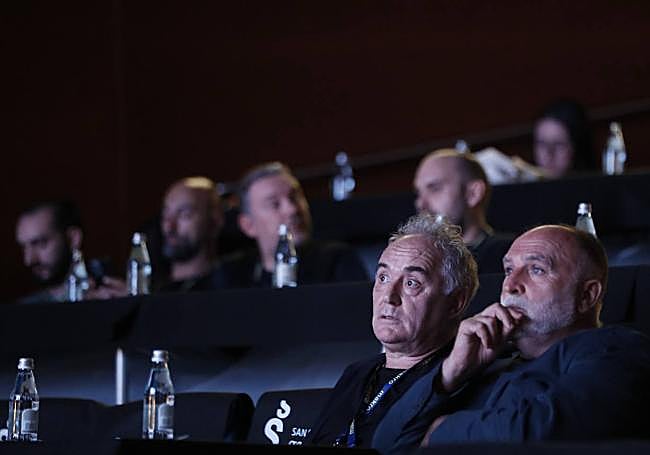 Ferrán Adrià junto a José Andrés escuchando una ponencia