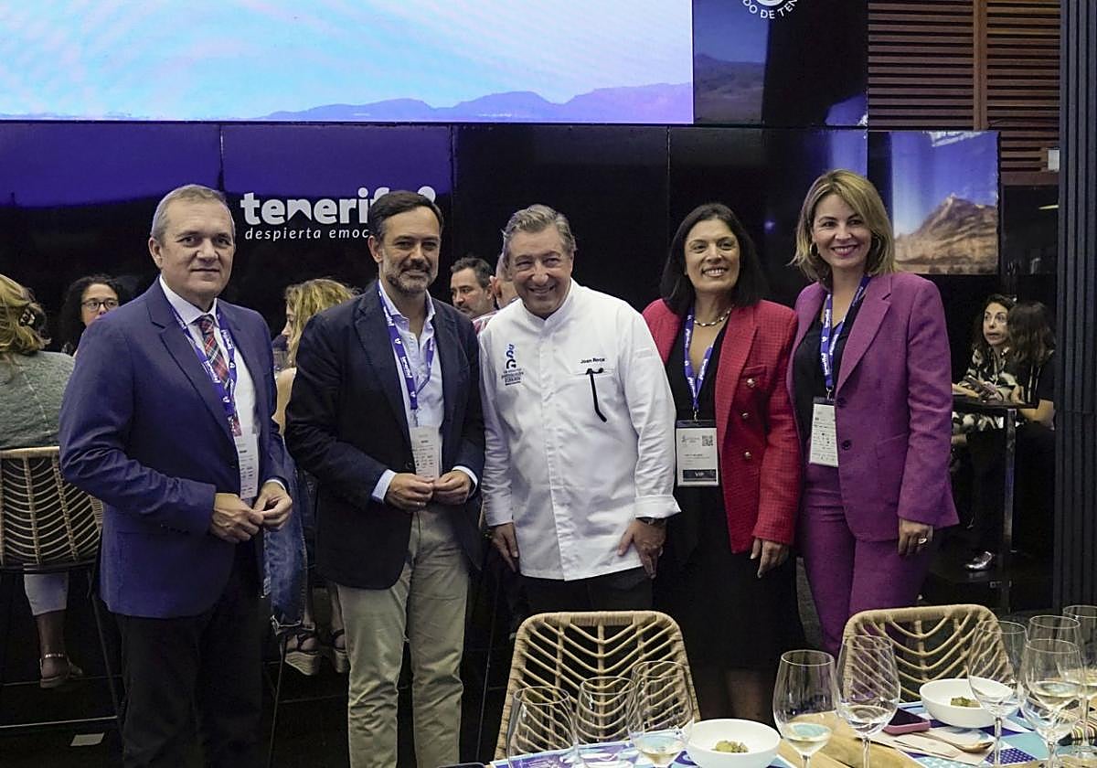 Joan Roca, con Valentín González, Lope Alonso, Dimple Melwani y Kristen Martín.