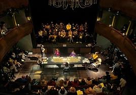 Los asistentes se integran en la representación.