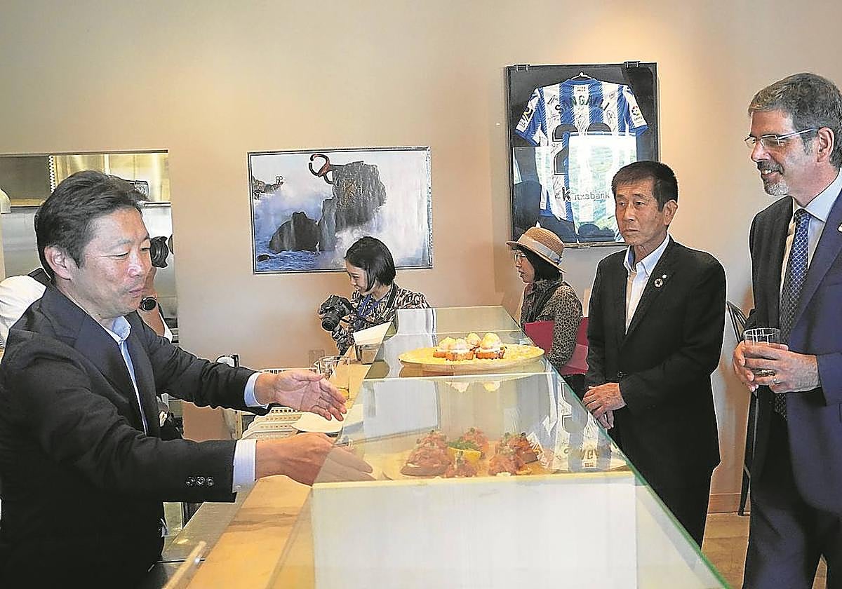La delegación del Ayuntamiento de visita oficial en Japón visitó el miércoles Taki para conocer de primera mano el proyecto gastronómico desarrollado en su mercado y que cuenta con una calle dedicada a Donostia y su gastronomía. El alcalde Eneko Goia y Jon Insausti, concejal de turismo, visitaron las réplicas japonesas del Zazpi, Aratz y Casa Urola.