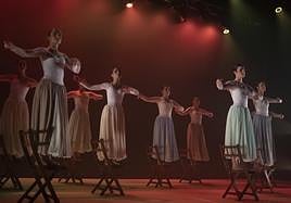 qHasta 27 bailarines de Kresala participan en 'Hitaz orhoit', la gran mayoría de ellas son mujeres.