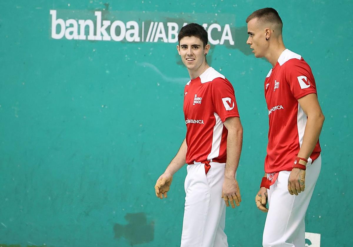 Ekhi Irribarria y Javi Cuairan, en el frontón de Getaria.