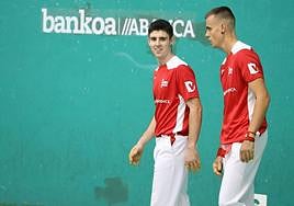 Ekhi Irribarria y Javi Cuairan, en el frontón de Getaria.